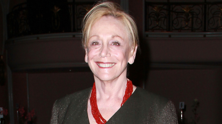 Lorraine Gary souriante