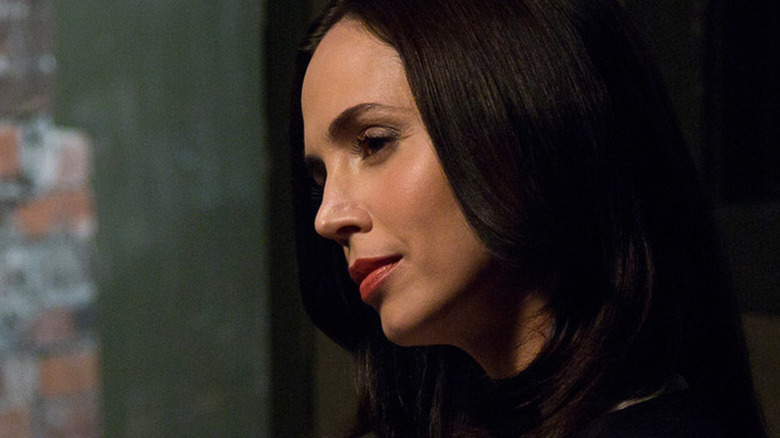 Eliza Dushku regard interrogateur