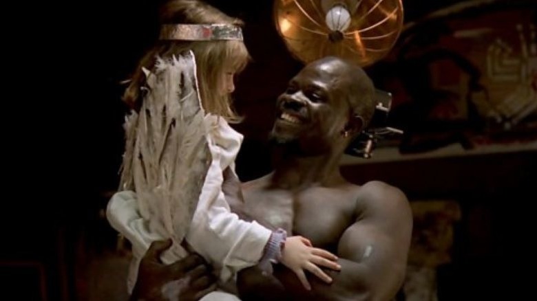 Mateo Kuamey tenant une petite fille dans ses bras