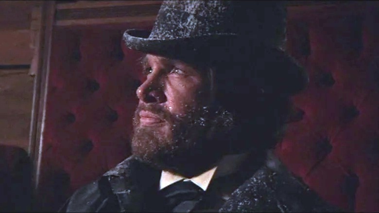 McCabe avec son chapeau couvert de neige dans McCabe & Mrs. Miller