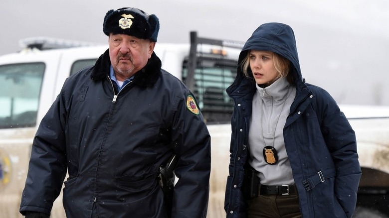 Ben Shoyo et Jane Banner debout à côté d'un camion à Wind River