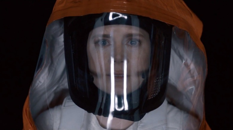 Le Dr Louise Banks regarde les extraterrestres dans Arrival (2016)