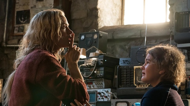Evelyn Abbott fait taire sa fille, Regan, dans A Quiet Place (2018)