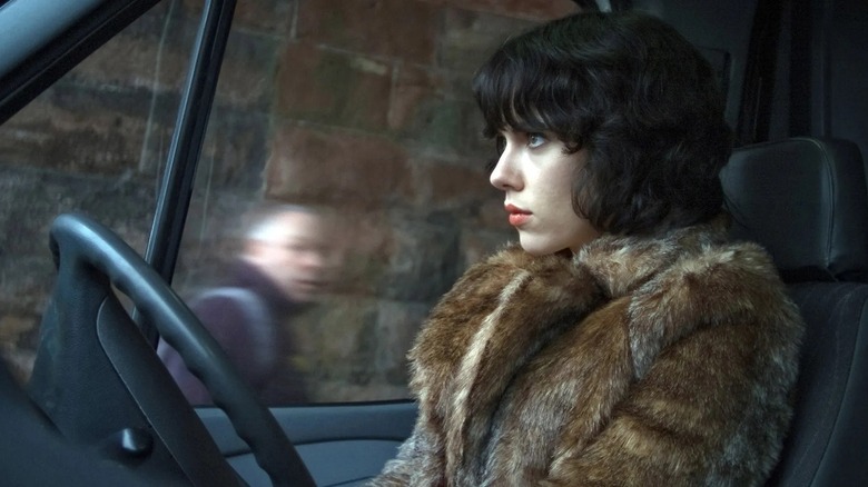 Femme assise dans sa voiture dans Under the Skin (2014)