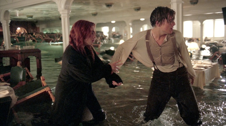 Rose et Jack tentent de s'échapper d'une salle inondée dans Titanic (1997)
