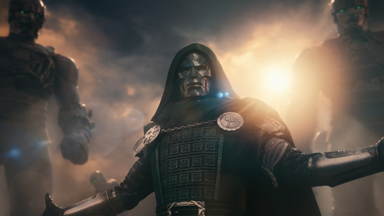 Docteur Doom debout avec ses Sentinelles 