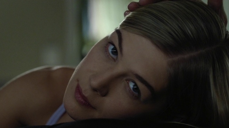 Amy lève les yeux avec un regard subtil et terrifiant dans Gone Girl (2014)