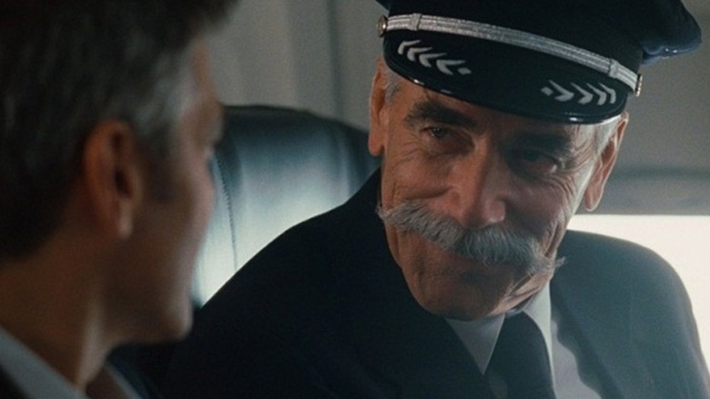 Maynard Finch discutant avec Ryan Bingham dans Up in the Air (2009)