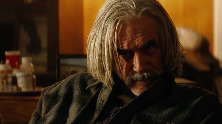 Lorne Lutch assis et semblant mécontent dans Thank You for Smoking