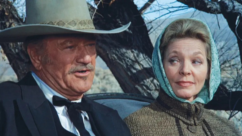 JB Brooks (John Wayne) et Bond (Lauren Bacall) assis ensemble dans 