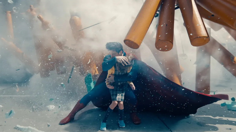 Superman protégeant une jeune fille dans Superman