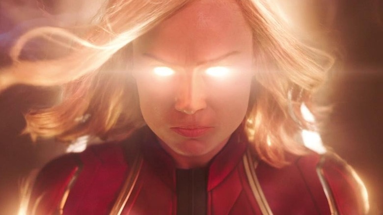 Captain Marvel avec des yeux brillants dans Captain Marvel