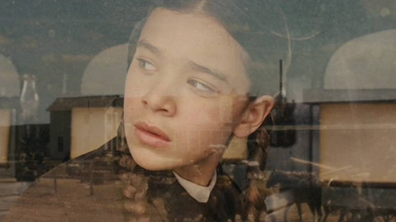 Mattie Ross regardant par la fenêtre dans True Grit