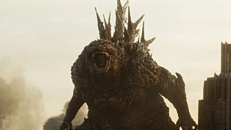 Godzilla rugissant contre ses ennemis 