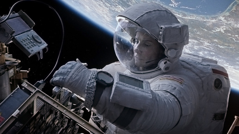 Ryan Stone répare un satellite 