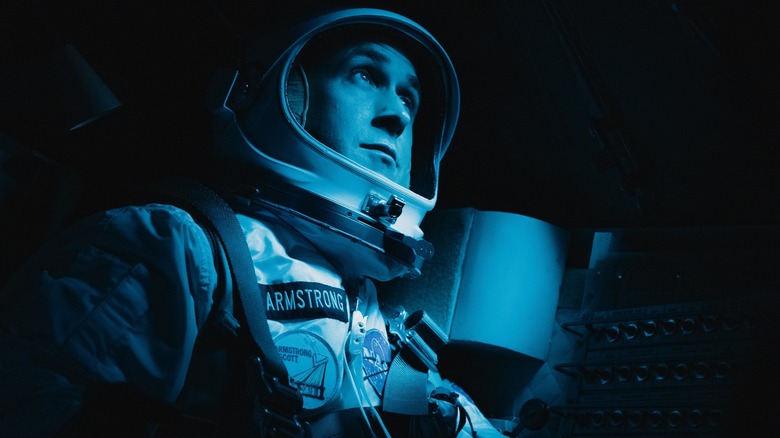 Neil Armstrong levant les yeux dans un engin de la NASA 