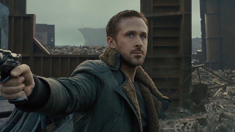 L'agent K surveille un terrain dangereux 