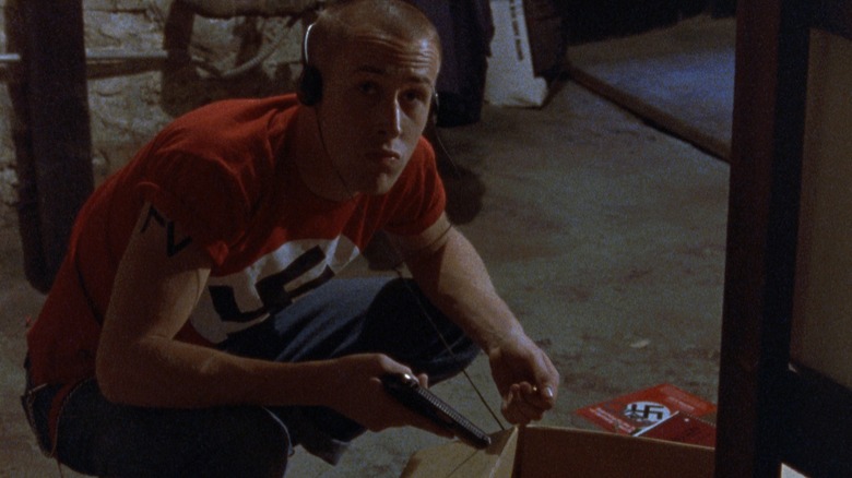Danny Balint triant ses bibelots nazis dans 