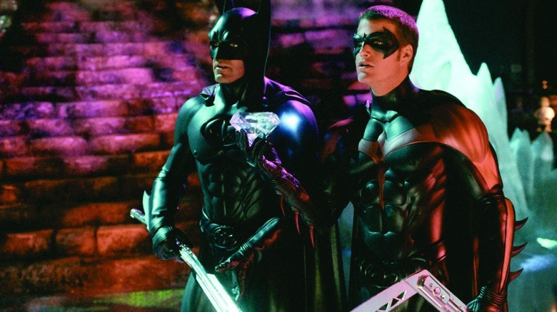 Batman et Robin présentant leur trouvaille de diamant dans Batman & Robin (1997)