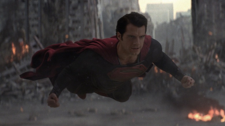 Superman volant pour combattre le général Zod dans Man of Steel (2013)