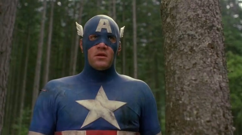 Captain America semble désespéré dans Captain America (1990)