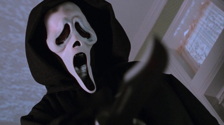 Ghostface menaçant une victime dans 
