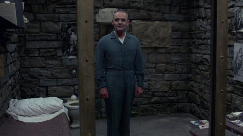 Hannibal Lecter regarde Clarice s'approcher de sa cellule 