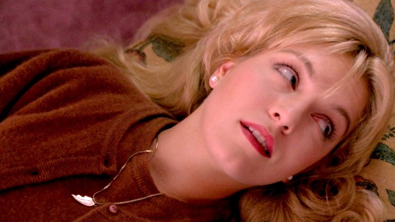Laura Palmer sur le dos en train de parler à un ami 