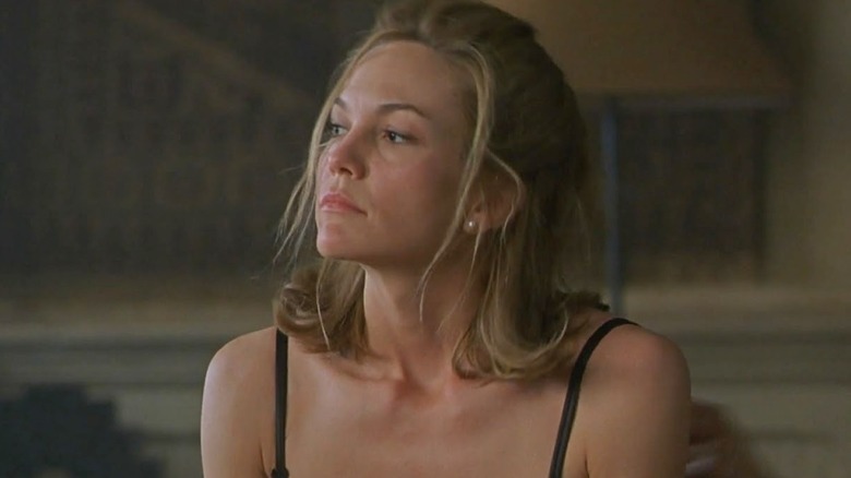 Diane Lane s'assoit dans son lit dans Infidèle