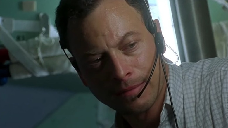 Ken Mattingly porte un casque et a l'air sérieux dans Apollo 13