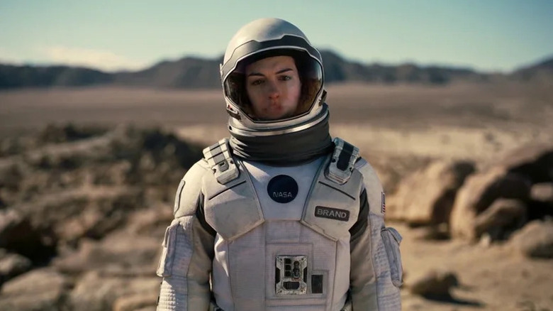 Marque portant une combinaison spatiale blanche sur Interstellar