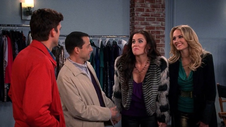 Madison Riley souriante dans Deux hommes et demi