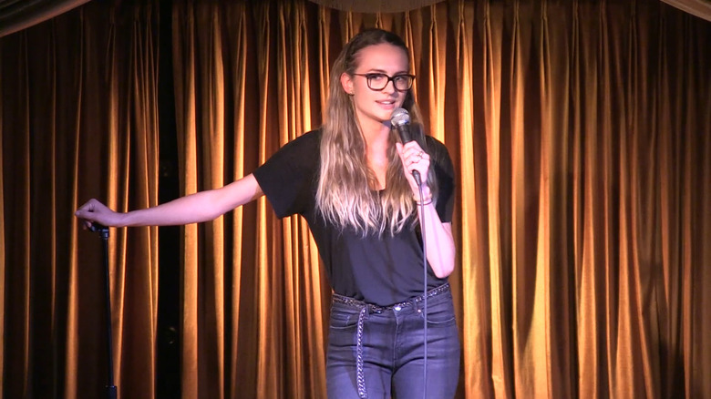 Madison Riley fait du stand-up