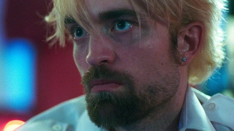 Connie Nikas regarde vers le haut dans Good Time (2017)