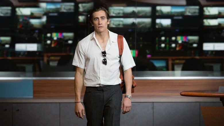 Lou Bloom debout dans la chaîne de télévision dans Nightcrawler (2014)