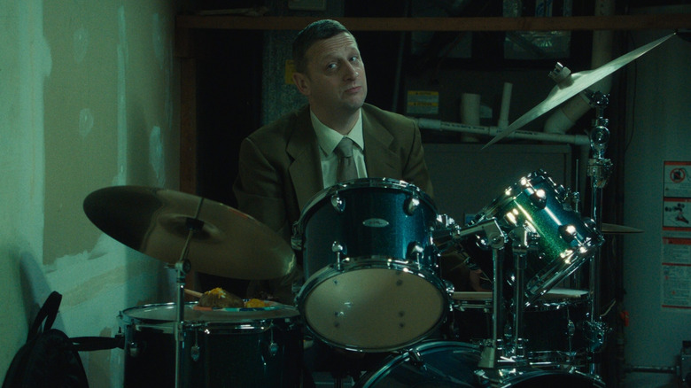 Craig Waterman à sa batterie dans Friendship (2025)