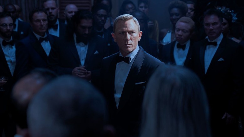 James Bond dans la salle des gens No Time to Die