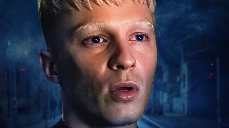 Gros plan de Cyrus choqué dans Onslaught (2026)