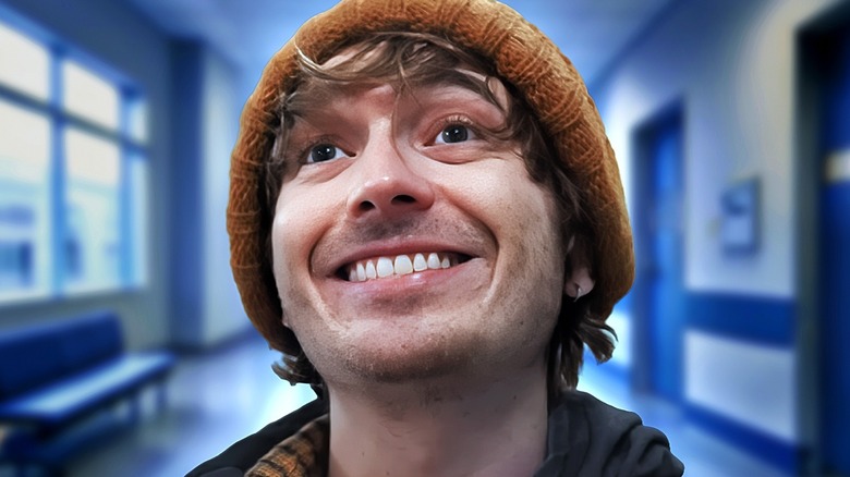 Bryan devant une chambre d'hôpital générique et lumineuse