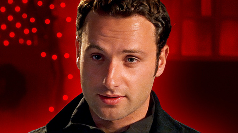 Mark de Love Actually avec un fond rouge
