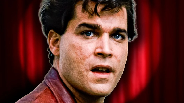 Henry Hill dans Les Affranchis, devant un rideau de projecteurs rouges (1990)