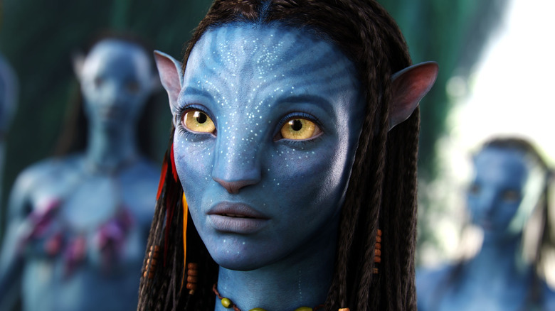 Neytiri a l'air triste devant ses pairs dans Avatar (2009)
