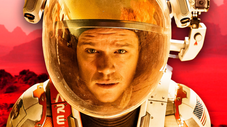 Mark Watney a l'air confus dans une combinaison spatiale sur fond rouge dans The Martian