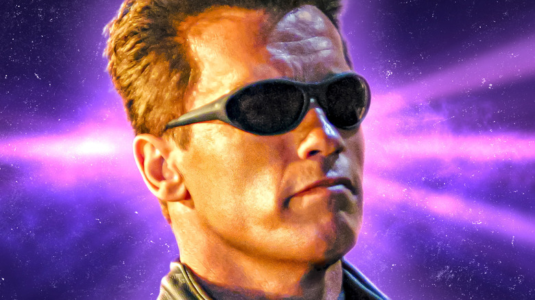 Le Terminator enfile une paire de lunettes de soleil devant un fond violet