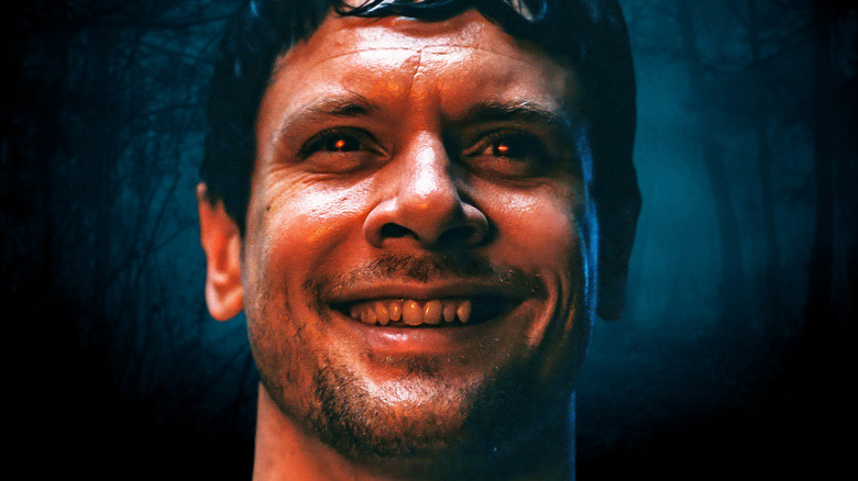 Remmick souriant et regardant vers l'avant avec les yeux rouges