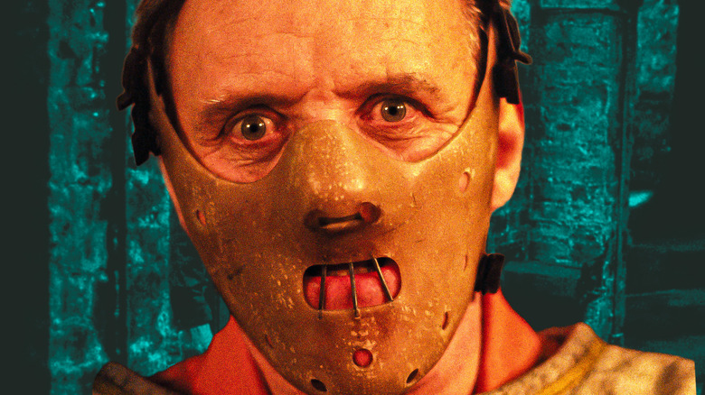 Hannibal Lecter regarde droit dans les yeux