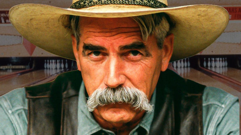 Sam Elliot en tant que narrateur de The Big Lebowski, sur fond de piste de bowling