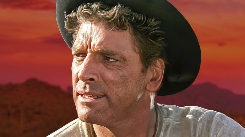 Burt Lancaster a l'air sérieux et porte un chapeau de cowboy