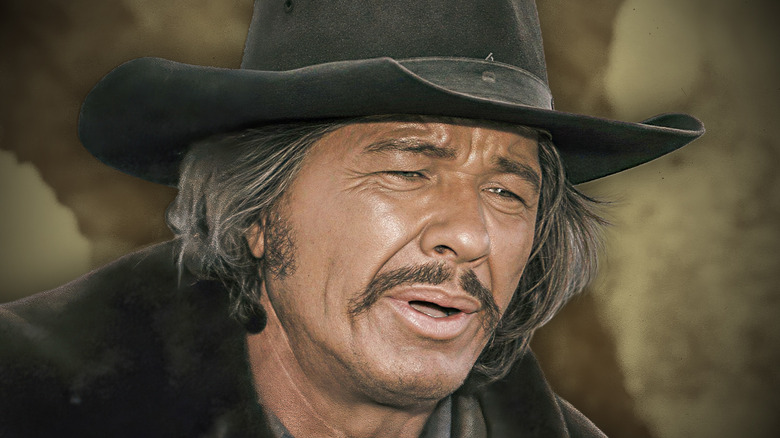 Charles Bronson avec un chapeau de cowboy et une moustache