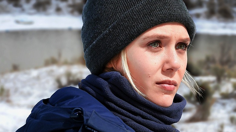 Jane à Wind River devant un fond enneigé